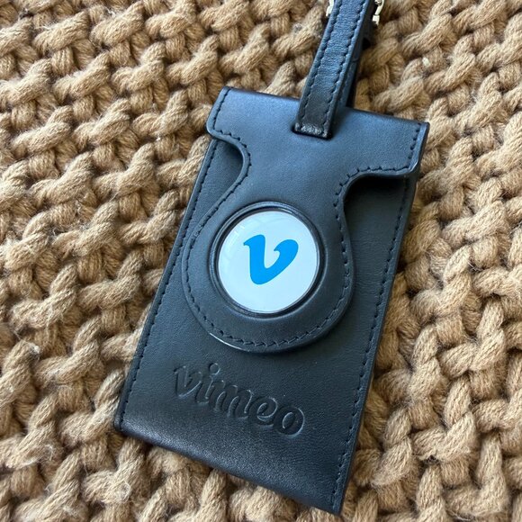Vimeo Royce Engraved Leather Luggage Tag with Apple Airtag included - Picture 1 of 6
